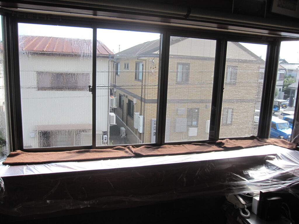 東向きにある出窓に遮熱タイプのフィルムを貼った後の部屋側からの写真

