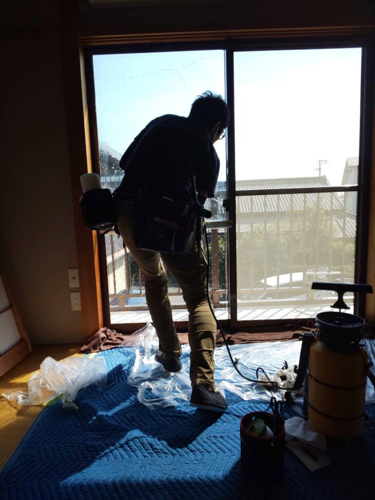 和室の掃出し窓で遮熱断熱フィルム施工をしている実際の室内側からの写真