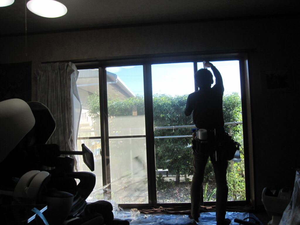 リビング南掃出し窓で遮熱断熱フィルム施工をしている実際の室内側からの写真